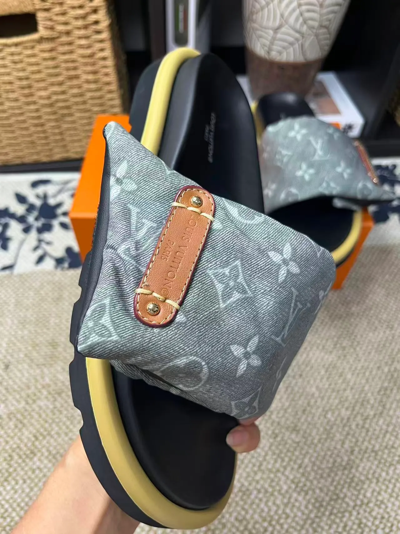 P340 [New Style] [LOUIS VUITTON] Louis Vuitton, LV printing, men's and women's slippers are now on the market, packed in drawer boxes with cloth bags and cards, the upper pattern looks very soft and waxy, and is a super versatile leg slimming tool. Fabric: imported denim/canvas/old fabric, LV hardware LOGO, official website pattern printing, comfortable to wear, feet: high-elastic PU water table. Sole: foam sole, heel height: about 5cm. Code number: 35-46, 35, 45, 46 are custom-made and non-returnable. Color: multiple colors and styles available.